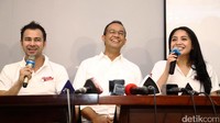 (Ki-ka) Raffi Ahmad dan Nagita Slavina memberikan keterangan pers terkait program Santai Sore Bersama Anies-Sandi. Keduanya akan menjadi host di program tersebut.