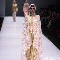Koleksi Anniesa Hasibuan mengangkat tema DJakarta di Jakarta Fashion Week 2017. Senayan City. Jakarta. [Foto: Mohammad Abduh/Wolipop]