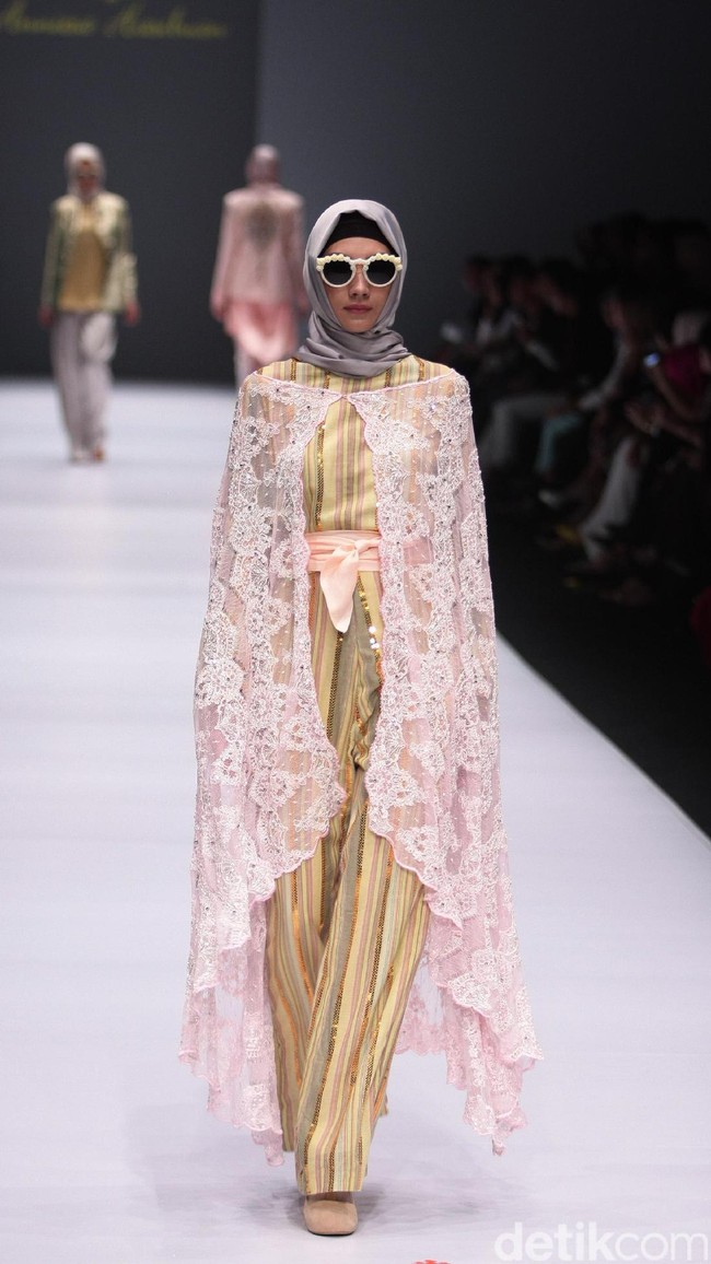 Koleksi Anniesa Hasibuan mengangkat tema DJakarta di Jakarta Fashion Week 2017. Senayan City. Jakarta. [Foto: Mohammad Abduh/Wolipop]