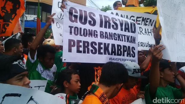 Sakera Mania Demo Minta Bupati Pasuruan Bangkitkan Persekabpas