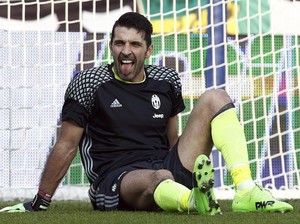 Bercanda Soal Corona dengan Penggemar, Buffon Tuai Kecaman
