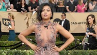Tampil dengan gaun Reem Acra, Taraji P Henson terlihat feminim sekaligus seksi dengan gaya rambutnya tersebut. Frazer Harrison/Getty Images/detikFoto.