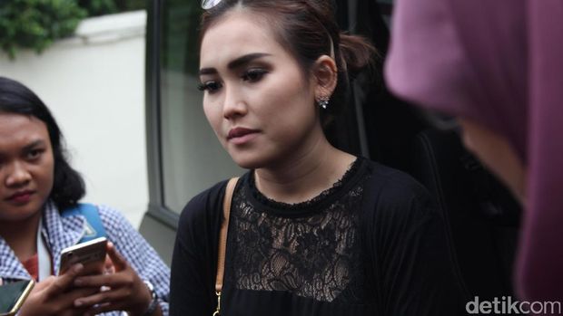 Ayu Ting Ting Dicecar Soal Roller Coaster, Honor Besar Teuku Wisnu