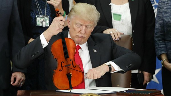 Ketika Trump Tanda Tangan Jadi Bahan Photoshop Kocak