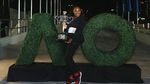 Pose Serena dan Federer dengan Pialanya