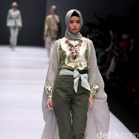 Koleksi Anniesa Hasibuan mengangkat tema DJakarta di Jakarta Fashion Week 2017. Senayan City. Jakarta. [Foto: Mohammad Abduh/Wolipop]