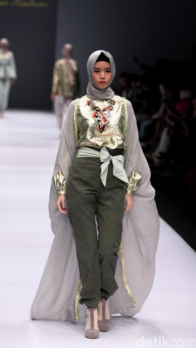 Koleksi Anniesa Hasibuan mengangkat tema DJakarta di Jakarta Fashion Week 2017. Senayan City. Jakarta. [Foto: Mohammad Abduh/Wolipop]