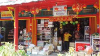 Akulturasi budaya Tionghoa dan Melayu Islam tampak di bagian papan nama toko. Selain menggunakan huruf latin, penulisan nama toko juga menggunakan Bahasa Arab. Ini dilakukan secara turun temurun (Wahyu/detikTravel)