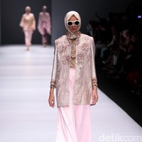 Koleksi Anniesa Hasibuan mengangkat tema DJakarta di Jakarta Fashion Week 2017. Senayan City. Jakarta. [Foto: Mohammad Abduh/Wolipop]