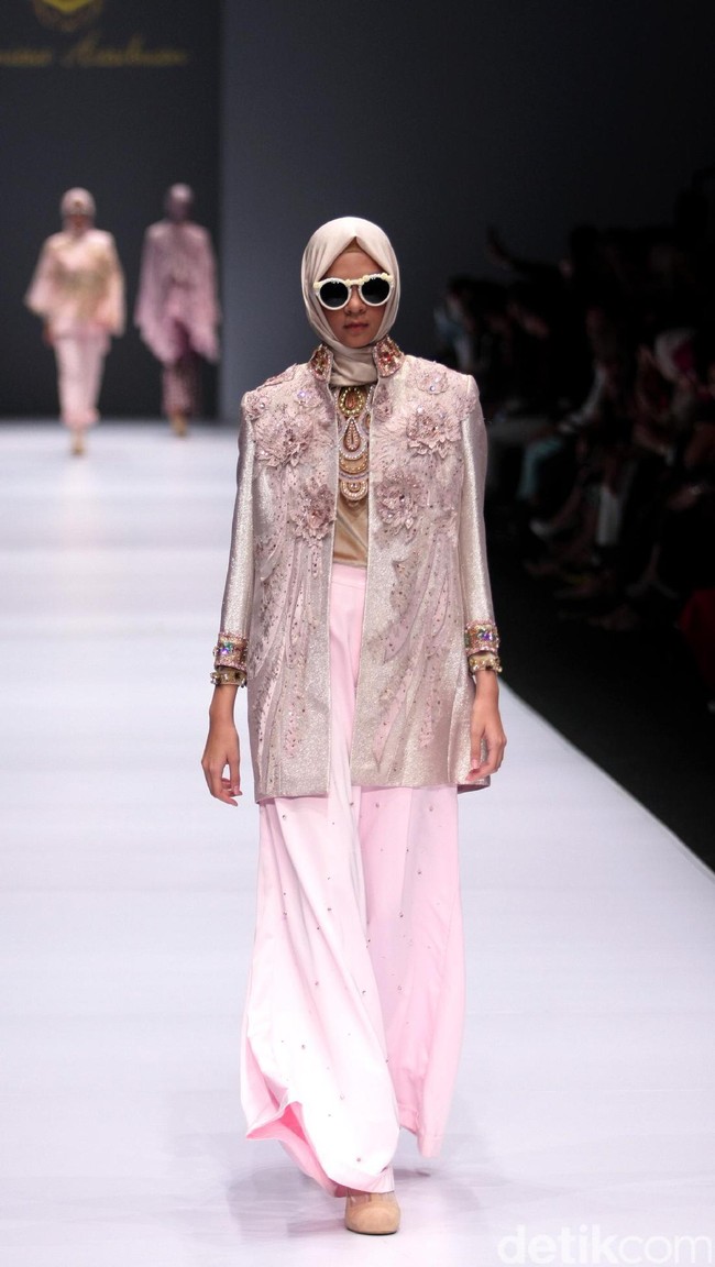Koleksi Anniesa Hasibuan mengangkat tema DJakarta di Jakarta Fashion Week 2017. Senayan City. Jakarta. [Foto: Mohammad Abduh/Wolipop]