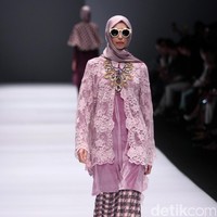 Koleksi Anniesa Hasibuan mengangkat tema DJakarta di Jakarta Fashion Week 2017. Senayan City. Jakarta. [Foto: Mohammad Abduh/Wolipop]
