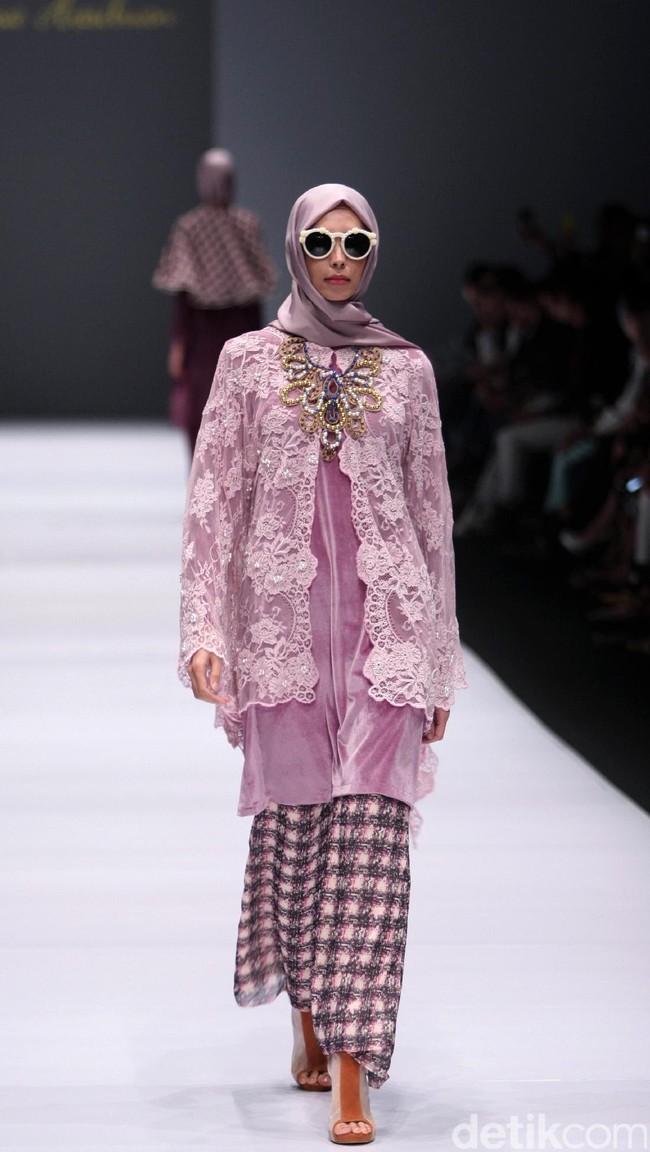 Koleksi Anniesa Hasibuan mengangkat tema DJakarta di Jakarta Fashion Week 2017. Senayan City. Jakarta. [Foto: Mohammad Abduh/Wolipop]