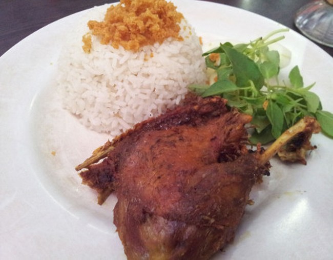 Ada Gurame Hot Plate, Bebek Goreng hingga Soto Betawi di Cempaka Putih