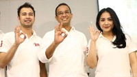 (Ki-ka) Raffi Ahmad, Anies Baswedan, dan Nagita Slavina melakukan salam tiga jari saat meluncurkan program Santai Sore Bersama Anies-Sandi di Restoran Waroeng Sunda, Jalan Panjang Raya, Kebon Jeruk, Jakarta Barat, Senin (30/1/2017).