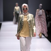 Koleksi Anniesa Hasibuan mengangkat tema DJakarta di Jakarta Fashion Week 2017. Senayan City. Jakarta. [Foto: Mohammad Abduh/Wolipop]