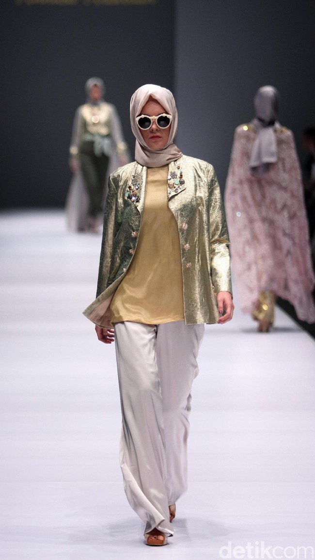 Koleksi Anniesa Hasibuan mengangkat tema DJakarta di Jakarta Fashion Week 2017. Senayan City. Jakarta. [Foto: Mohammad Abduh/Wolipop]