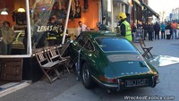 24 Januari 2017, sebuah Porsche 911 menabrak bagian depan Cafe di Inggris. 2 Wanita mengalami cedera. Foto: WreckedExotics.com