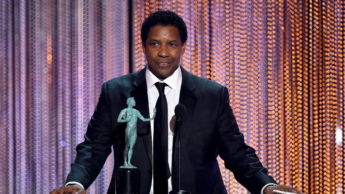 LOS ANGELES, CA - JANUARY 29:  Actor Denzel Washington accepts Outstanding Performance by a Male Actor in a Leading Role for Fences onstage during The 23rd Annual Screen Actors Guild Awards at The Shrine Auditorium on January 29, 2017 in Los Angeles, California. 26592_014  (Photo by Kevin Winter/Getty Images )