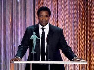 Denzel Washington Kalahkan Ryan Gosling di SAG Awards