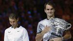 Pose Serena dan Federer dengan Pialanya