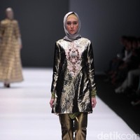 Koleksi Anniesa Hasibuan mengangkat tema DJakarta di Jakarta Fashion Week 2017. Senayan City. Jakarta. [Foto: Mohammad Abduh/Wolipop]