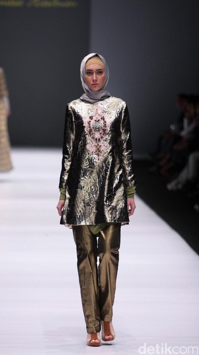 Koleksi Anniesa Hasibuan mengangkat tema DJakarta di Jakarta Fashion Week 2017. Senayan City. Jakarta. [Foto: Mohammad Abduh/Wolipop]