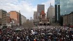 Tolak Kebijakan Imigrasi Trump, Warga AS Dukung Umat Muslim