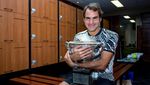 Pose Serena dan Federer dengan Pialanya