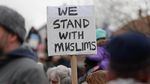 Tolak Kebijakan Imigrasi Trump, Warga AS Dukung Umat Muslim