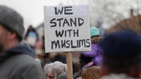 Di Michigan, ratusan warga turun ke jalan mendukung umat muslim terkait kebijakan Trump. REUTERS/Rebecca Cook.