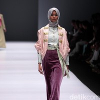 Koleksi Anniesa Hasibuan mengangkat tema DJakarta di Jakarta Fashion Week 2017. Senayan City. Jakarta. [Foto: Mohammad Abduh/Wolipop]