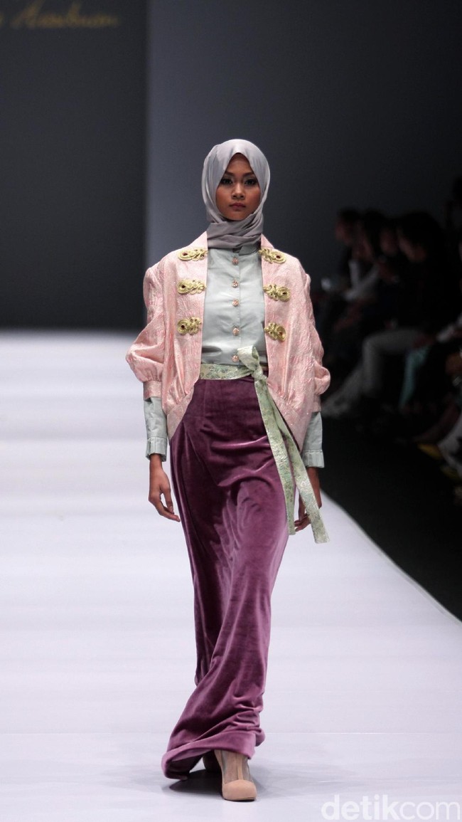 Koleksi Anniesa Hasibuan mengangkat tema DJakarta di Jakarta Fashion Week 2017. Senayan City. Jakarta. [Foto: Mohammad Abduh/Wolipop]