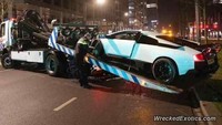 Lamborghini Murcielago LP 640 DMC menabrak tiang di Rotterdam, Belanda dalam kecepatan tinggi. 2 Orang mengalami cedera. Foto: WreckedExotics.com