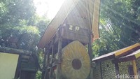 Kubur paling pertama yang akan traveler lihat adalah kubur para bangsawan. Makam para bangsawan dibuat terpisah dalam bentuk rumah. Peti berbentuk bulat adalah tanda bahwa bahwa makam tersebut milik seorang bangsawan (Bonauli/detikTravel)