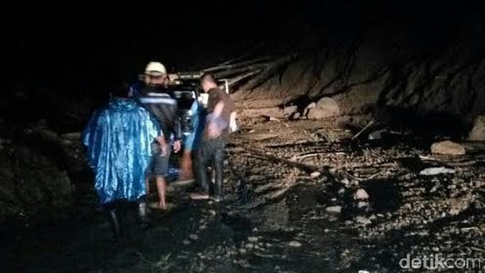 Trenggalek-Ponorogo Longsor Lagi, Dua Mobil Terjebak