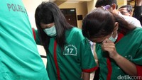 Satuan Reserse Narkoba Polres Metro Jakarta Barat menangkap sepuluh orang pengedar narkoba. 1 Orang tewas tertembak karena melawan saat ditangkap.