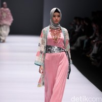 Koleksi Anniesa Hasibuan mengangkat tema DJakarta di Jakarta Fashion Week 2017. Senayan City. Jakarta. [Foto: Mohammad Abduh/Wolipop]