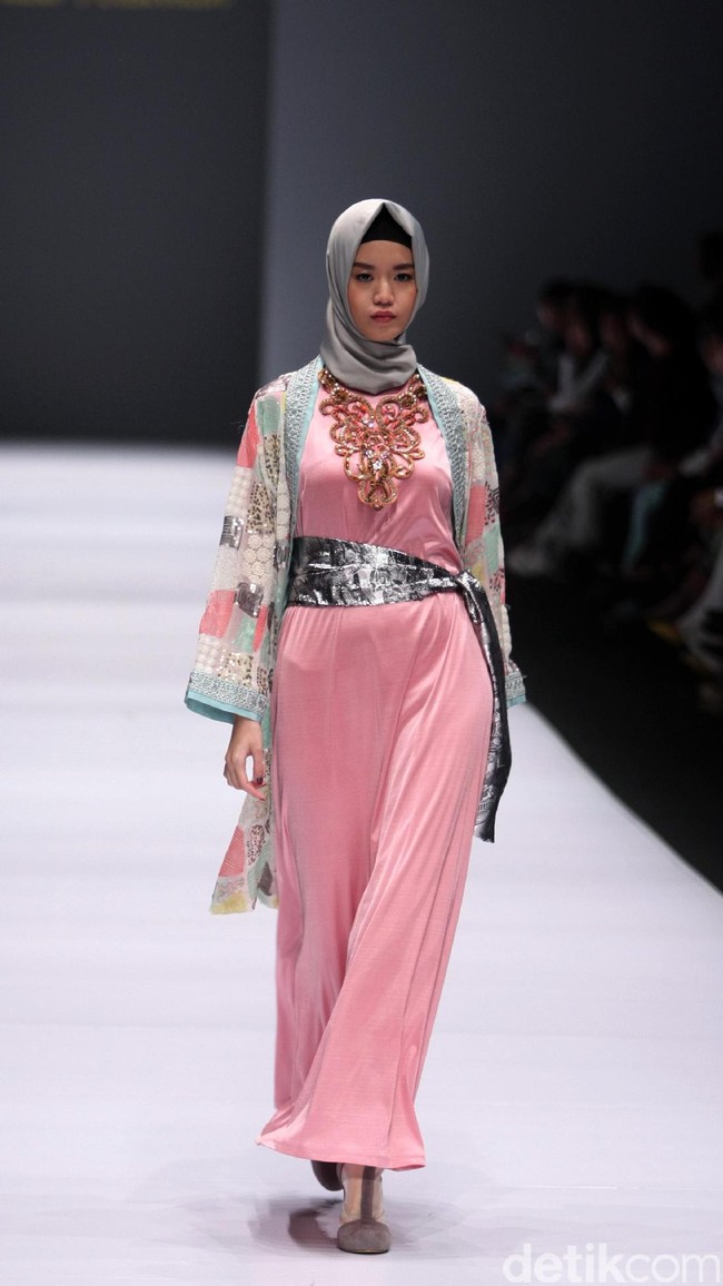 Koleksi Anniesa Hasibuan mengangkat tema DJakarta di Jakarta Fashion Week 2017. Senayan City. Jakarta. [Foto: Mohammad Abduh/Wolipop]