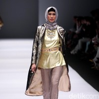 Koleksi Anniesa Hasibuan mengangkat tema DJakarta di Jakarta Fashion Week 2017. Senayan City. Jakarta. [Foto: Mohammad Abduh/Wolipop]