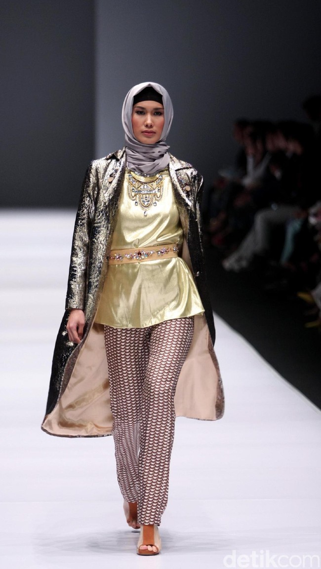 Koleksi Anniesa Hasibuan mengangkat tema DJakarta di Jakarta Fashion Week 2017. Senayan City. Jakarta. [Foto: Mohammad Abduh/Wolipop]