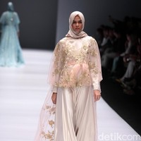 Koleksi Anniesa Hasibuan mengangkat tema DJakarta di Jakarta Fashion Week 2017. Senayan City. Jakarta. [Foto: Mohammad Abduh/Wolipop]