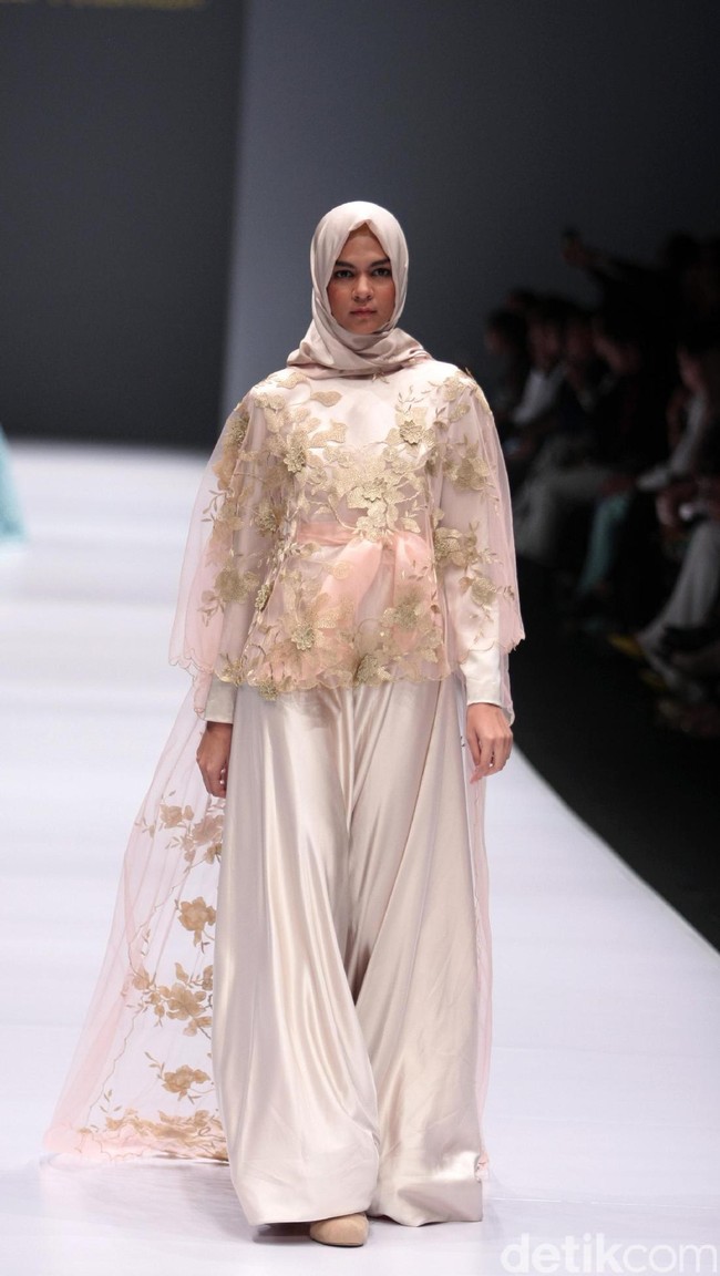 Koleksi Anniesa Hasibuan mengangkat tema DJakarta di Jakarta Fashion Week 2017. Senayan City. Jakarta. [Foto: Mohammad Abduh/Wolipop]