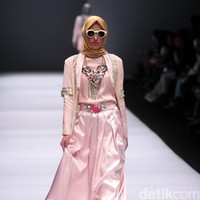 Koleksi Anniesa Hasibuan mengangkat tema DJakarta di Jakarta Fashion Week 2017. Senayan City. Jakarta. [Foto: Mohammad Abduh/Wolipop]