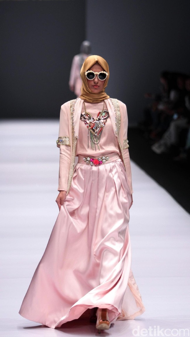 Koleksi Anniesa Hasibuan mengangkat tema DJakarta di Jakarta Fashion Week 2017. Senayan City. Jakarta. [Foto: Mohammad Abduh/Wolipop]