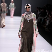Koleksi Anniesa Hasibuan mengangkat tema DJakarta di Jakarta Fashion Week 2017. Senayan City. Jakarta. [Foto: Mohammad Abduh/Wolipop]