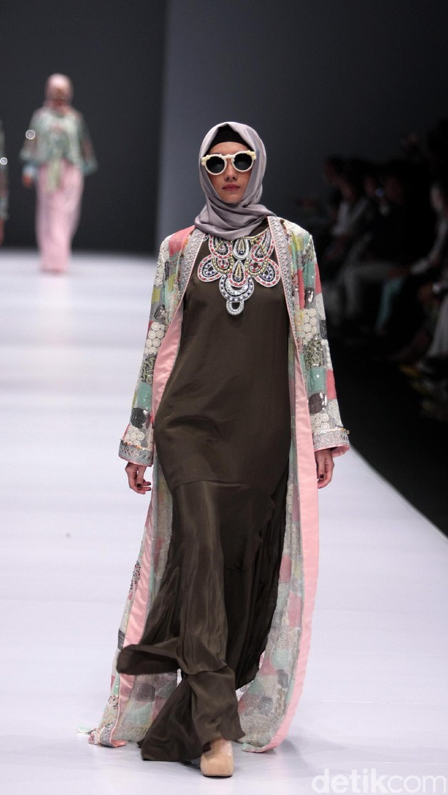 Koleksi Anniesa Hasibuan mengangkat tema DJakarta di Jakarta Fashion Week 2017. Senayan City. Jakarta. [Foto: Mohammad Abduh/Wolipop]