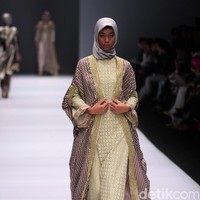 Koleksi Anniesa Hasibuan mengangkat tema DJakarta di Jakarta Fashion Week 2017. Senayan City. Jakarta. [Foto: Mohammad Abduh/Wolipop]