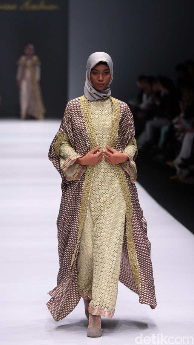 Koleksi Anniesa Hasibuan mengangkat tema DJakarta di Jakarta Fashion Week 2017. Senayan City. Jakarta. [Foto: Mohammad Abduh/Wolipop]