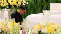 Ia pun hanya tertunduk dalam kesedihan kala melepas sang ayah. Hanif Hawari/detikHOT