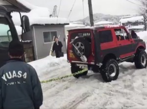 Wajib Tonton, Aksi Suzuki Jimny Menarik Truk 10 Ton di Salju